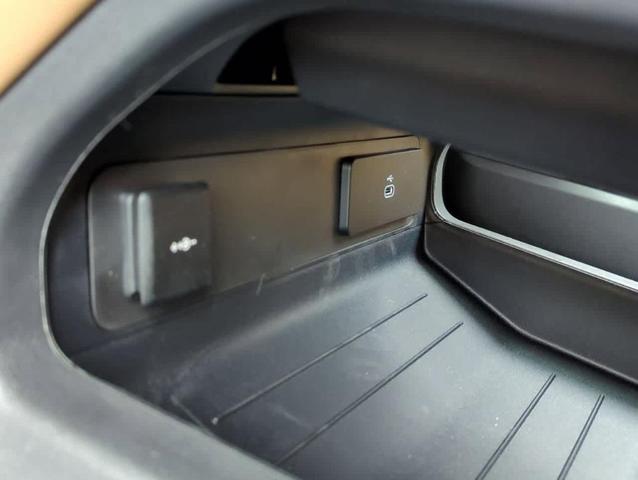 Photo of 2025 Pangea Green Land Rover Defender