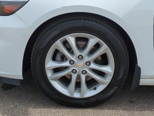 Photo of 2016 Summit White Chevrolet Malibu