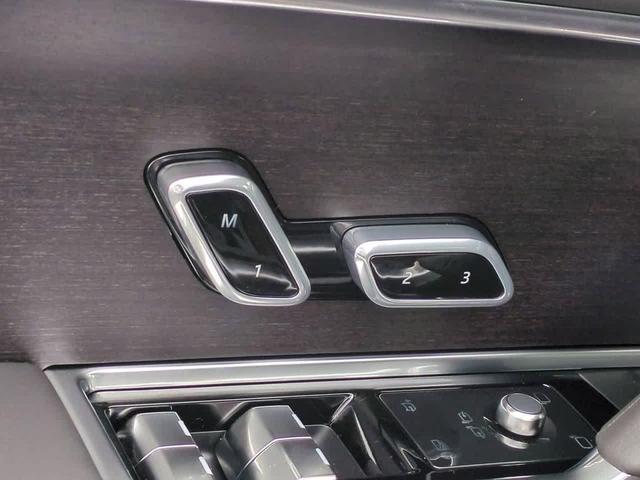 Photo of 2025 Santorini Black Land Rover Range Rover