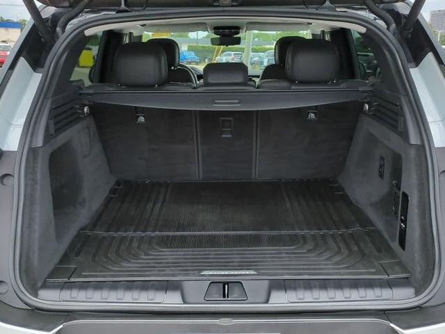 Photo of 2024 White Land Rover Range Rover Sport