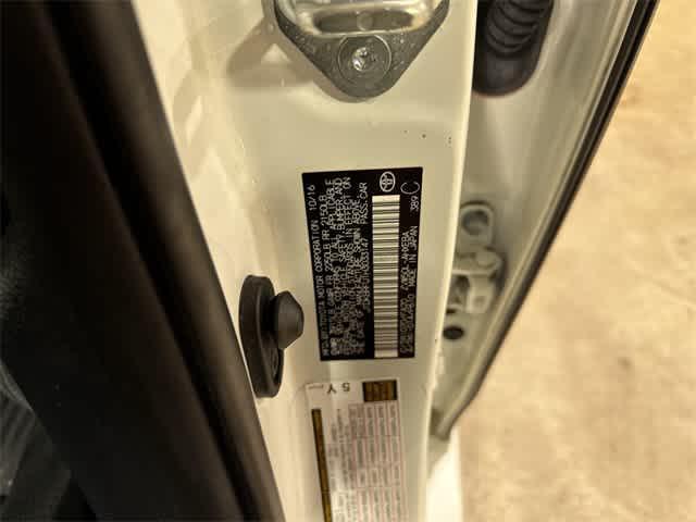 Photo of 2017 Blizzard Pearl Toyota Prius