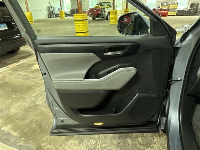 Photo of 2023 Moon Dust Toyota Highlander