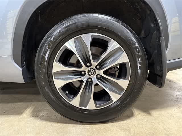 Photo of 2023 Moon Dust Toyota Highlander