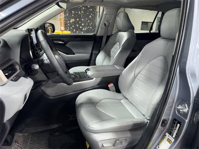 Photo of 2023 Moon Dust Toyota Highlander