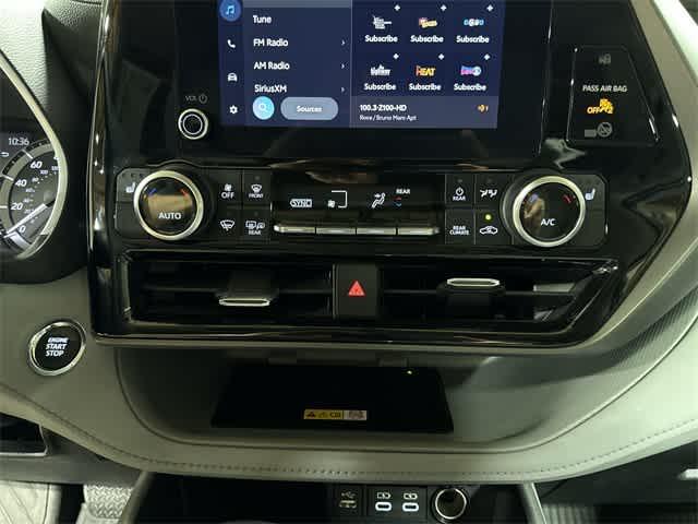 Photo of 2023 Moon Dust Toyota Highlander
