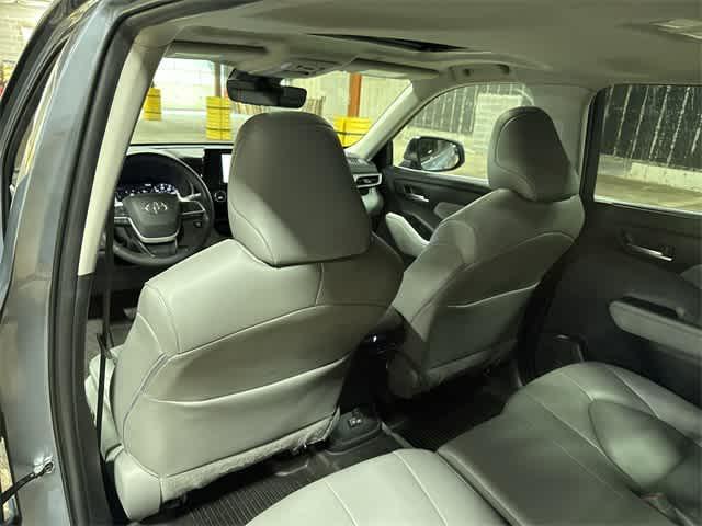 Photo of 2023 Moon Dust Toyota Highlander