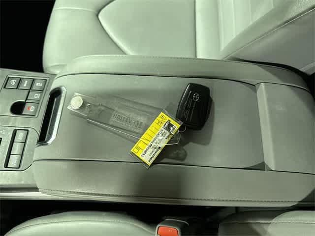 Photo of 2023 Moon Dust Toyota Highlander