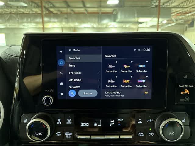 Photo of 2023 Moon Dust Toyota Highlander
