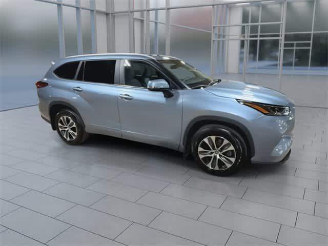 Photo of 2023 Moon Dust Toyota Highlander