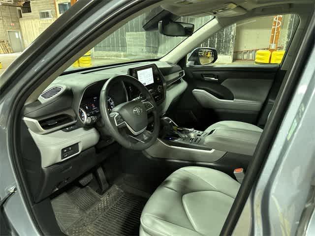 Photo of 2023 Moon Dust Toyota Highlander