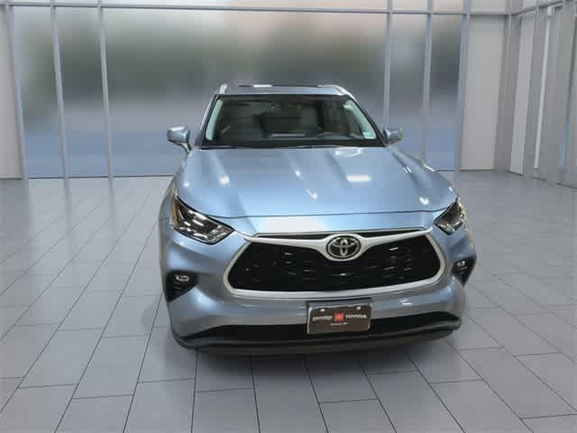 Photo of 2023 Moon Dust Toyota Highlander