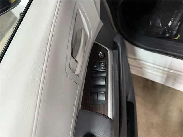 Photo of 2022 White Toyota Sienna