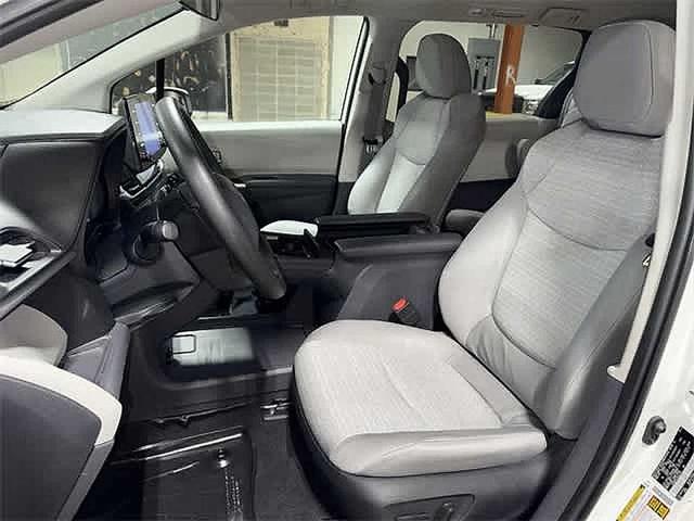 Photo of 2022 White Toyota Sienna