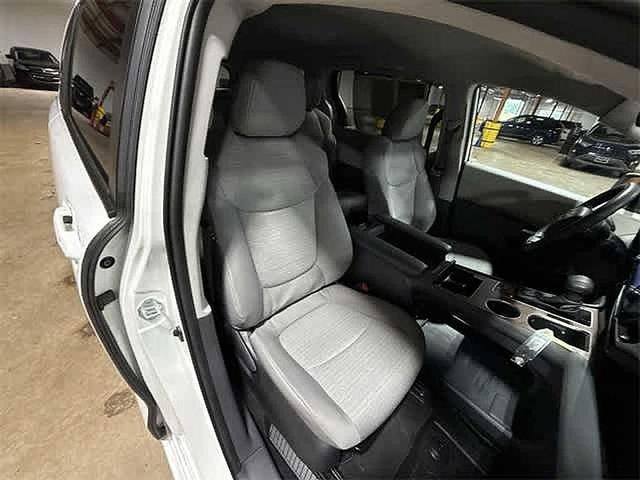 Photo of 2022 White Toyota Sienna