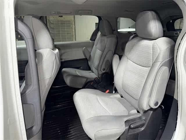 Photo of 2022 White Toyota Sienna