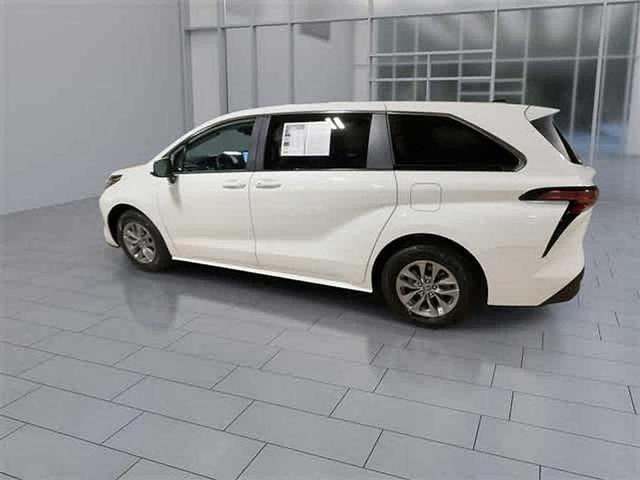 Photo of 2022 White Toyota Sienna
