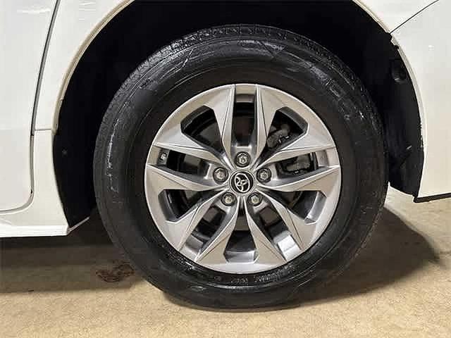 Photo of 2022 White Toyota Sienna