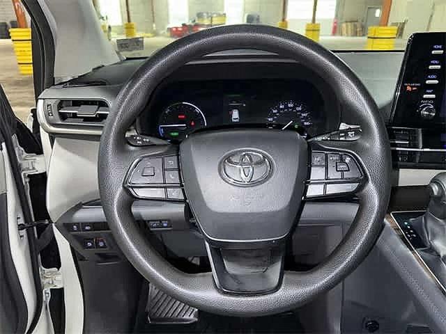 Photo of 2022 White Toyota Sienna