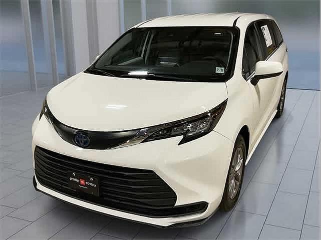 Photo of 2022 White Toyota Sienna
