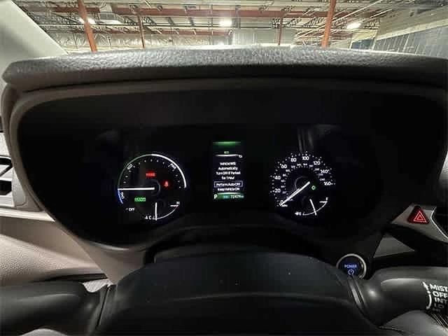 Photo of 2022 White Toyota Sienna