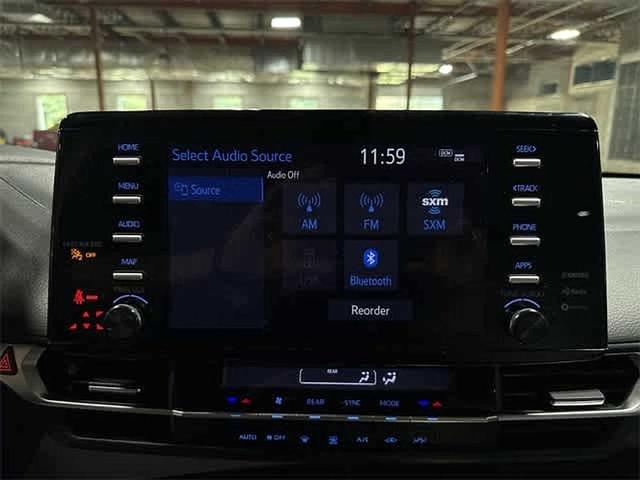 Photo of 2022 White Toyota Sienna
