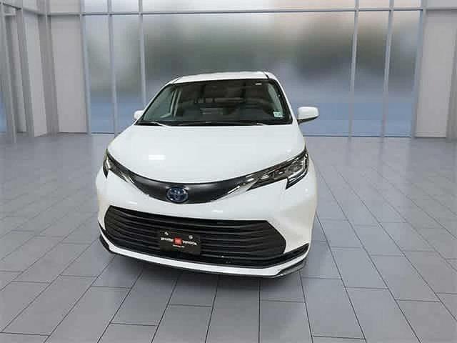 Photo of 2022 White Toyota Sienna