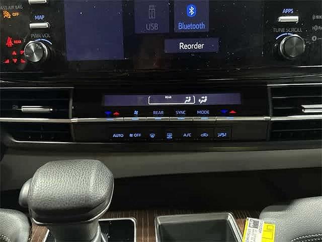 Photo of 2022 White Toyota Sienna