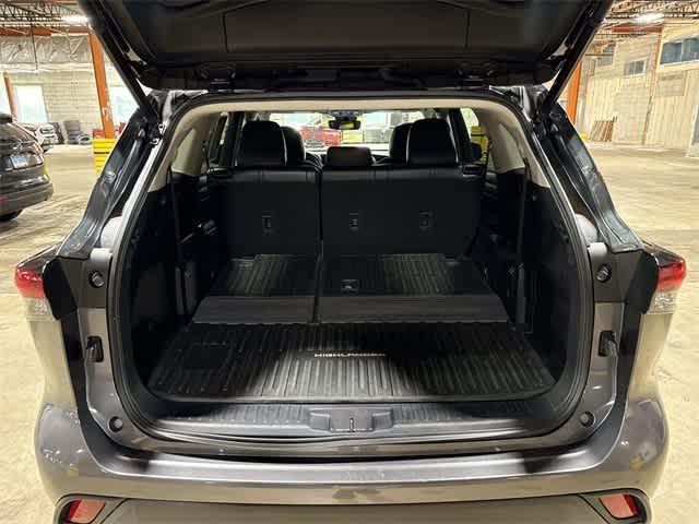 Photo of 2022 Magnetic Gray Metallic Toyota Highlander