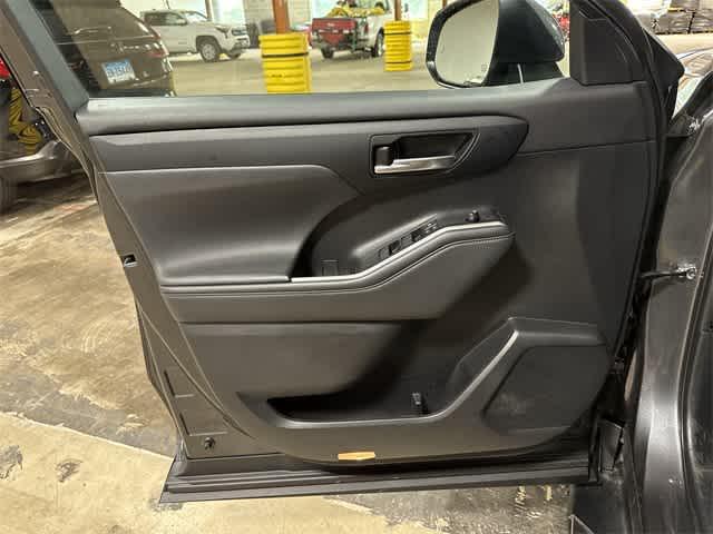 Photo of 2022 Magnetic Gray Metallic Toyota Highlander