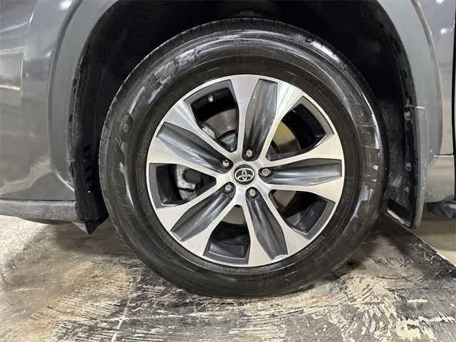 Photo of 2022 Magnetic Gray Metallic Toyota Highlander