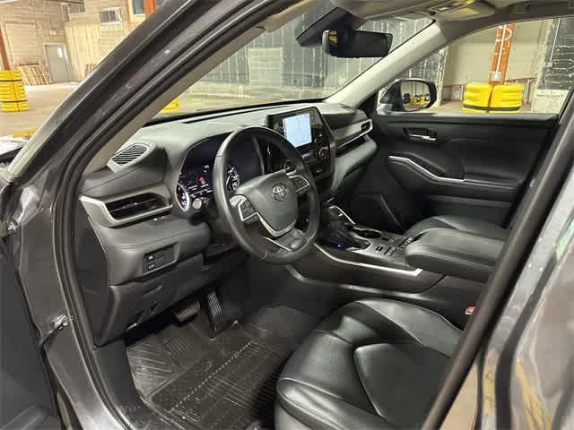 Photo of 2022 Magnetic Gray Metallic Toyota Highlander