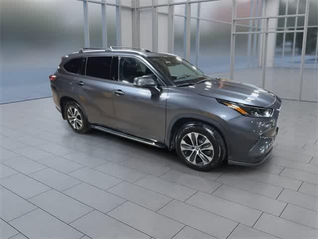 Photo of 2022 Magnetic Gray Metallic Toyota Highlander