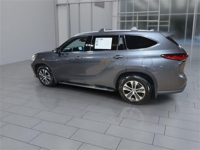 Photo of 2022 Magnetic Gray Metallic Toyota Highlander
