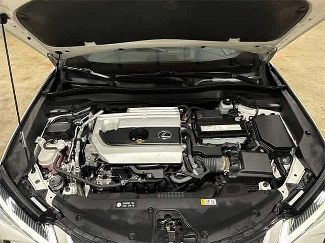 Photo of 2020 Eminent White Pearl Lexus UX 200