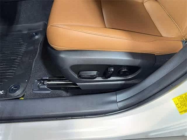 Photo of 2020 Eminent White Pearl Lexus UX 200