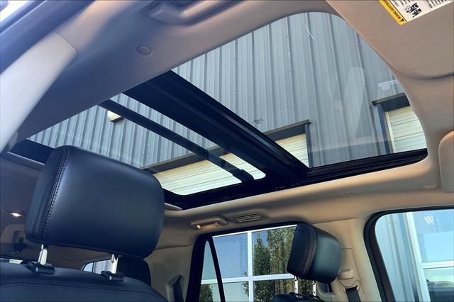 Photo of 2019 White Platinum Ford Expedition