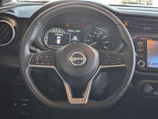 Photo of 2022 Gray/Super Black Nissan Kicks