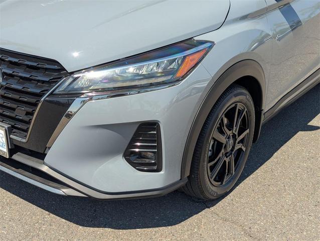 Photo of 2022 Gray/Super Black Nissan Kicks