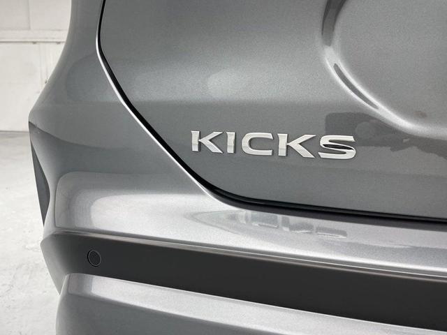Photo of 2024 Gun Metallic Nissan Kicks