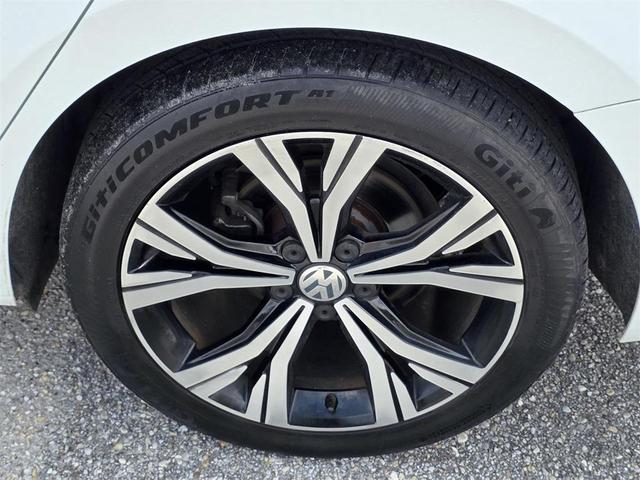 Photo of 2022 Pure White Volkswagen Passat