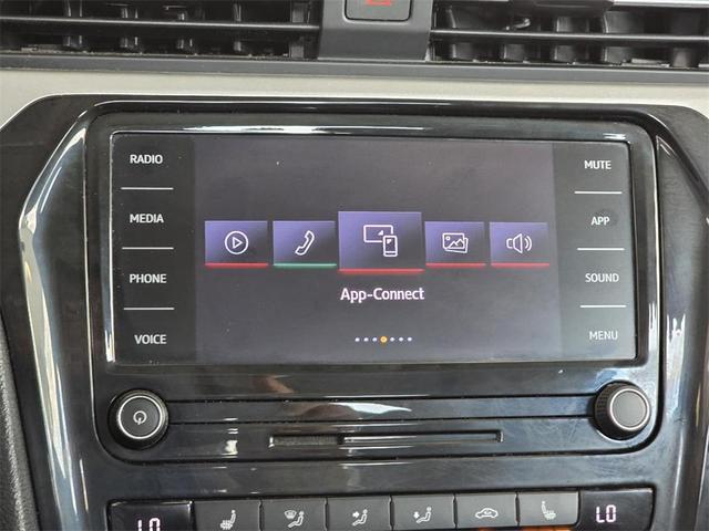 Photo of 2022 Pure White Volkswagen Passat