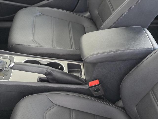 Photo of 2022 Pure White Volkswagen Passat
