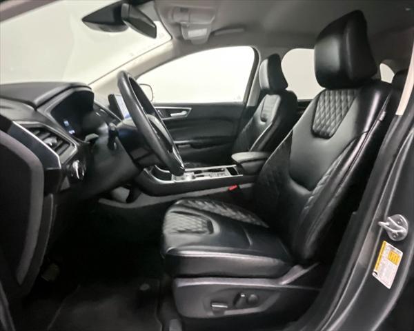 Photo of 2024 Carbonized Gray Metallic Ford Edge