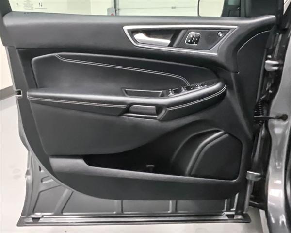 Photo of 2024 Carbonized Gray Metallic Ford Edge