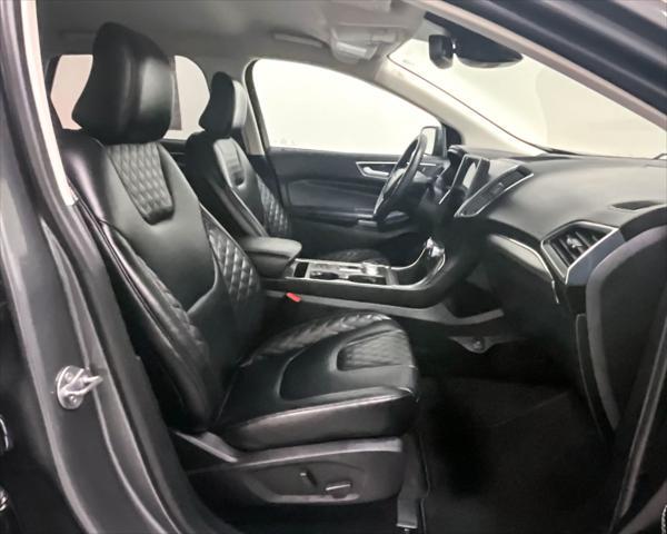 Photo of 2024 Carbonized Gray Metallic Ford Edge
