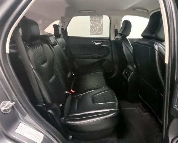 Photo of 2024 Carbonized Gray Metallic Ford Edge