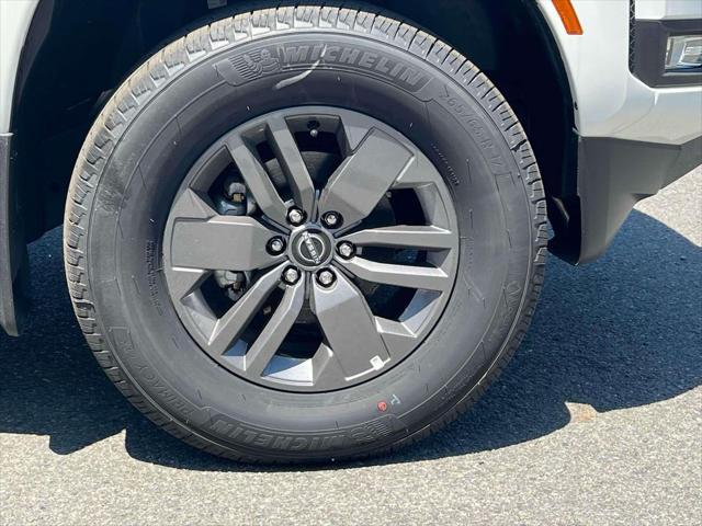 Photo of 2025 Glacier White Nissan Frontier