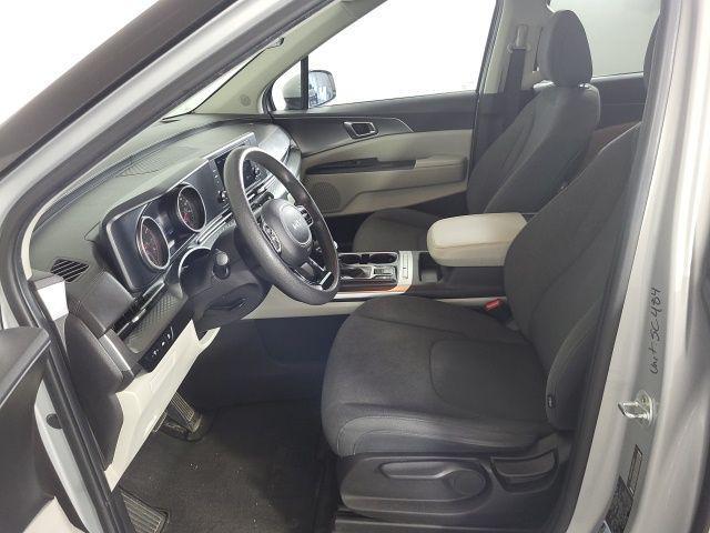 Photo of 2022 Ceramic Silver Kia Carnival
