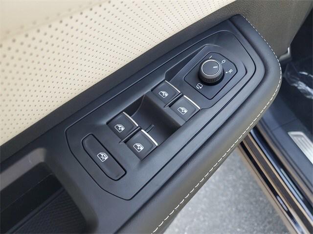 Photo of 2025 Deep Black Pearl Volkswagen Atlas Cross Sport