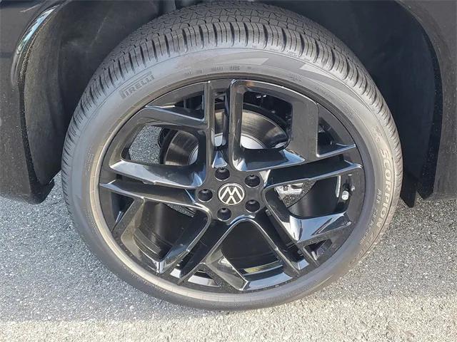 Photo of 2025 Platinum Gray Volkswagen Tiguan